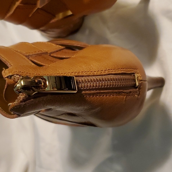 Arturo Chiang  tan (camel color) open toe with gold zipper back of heels - Picture 5 of 7